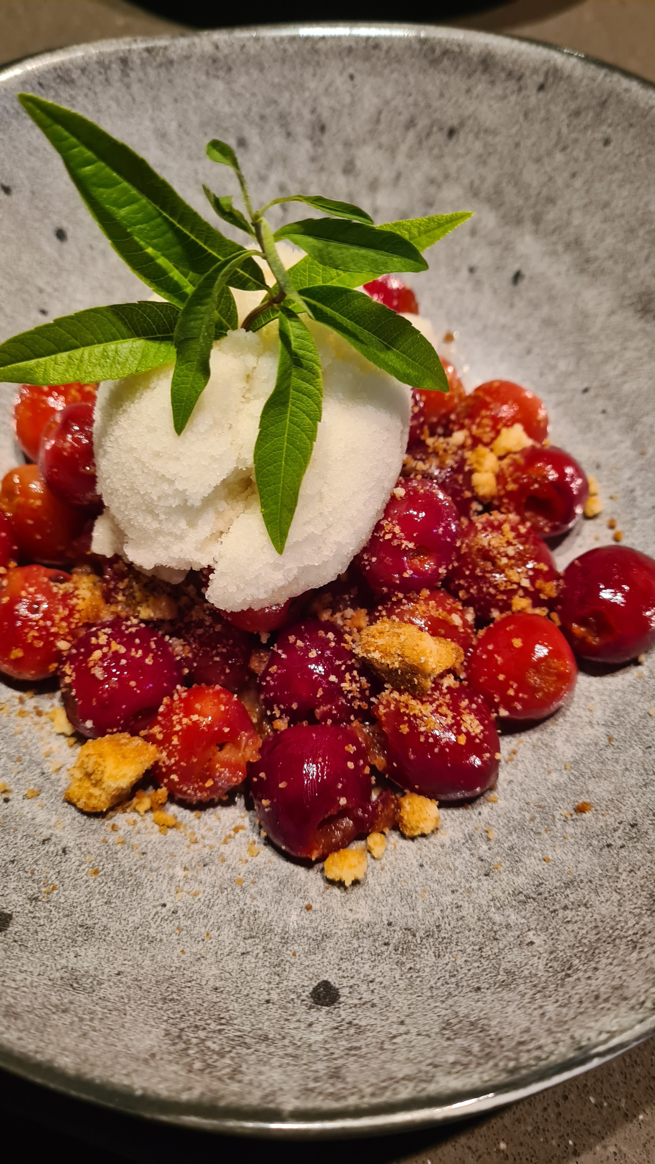 Les cerises et la verveine citron du jardin passent à table à La Fompatoise